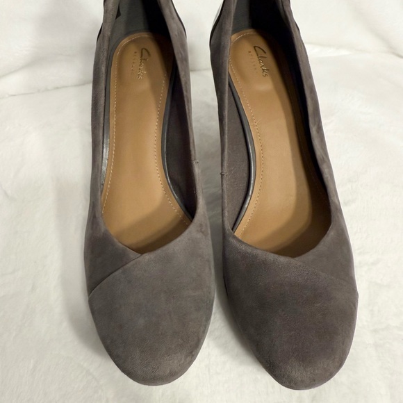 Clarks Chorus Carol Pump Dark Grey Suede/Leather Comb NWOB - Picture 8 of 8
